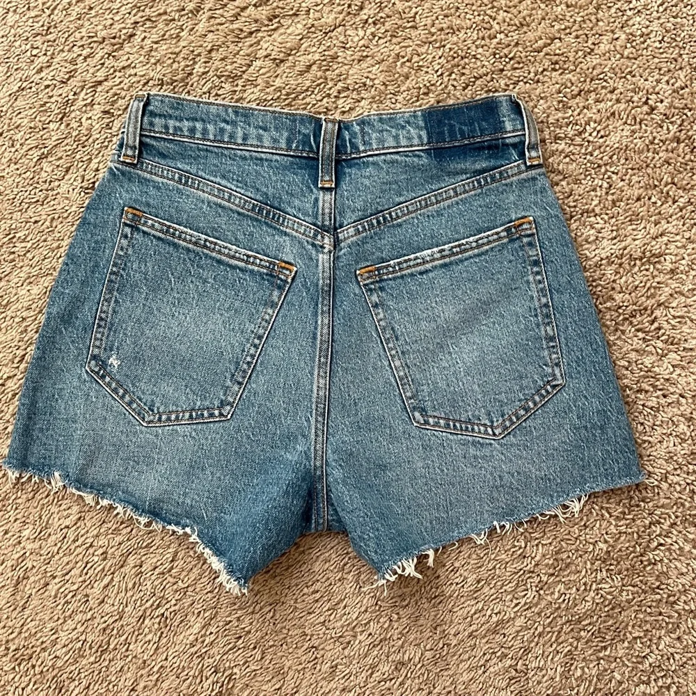 Abercrombie The 90’s Relaxed Cutoff Denim Shorts - Picture 3 of 4
